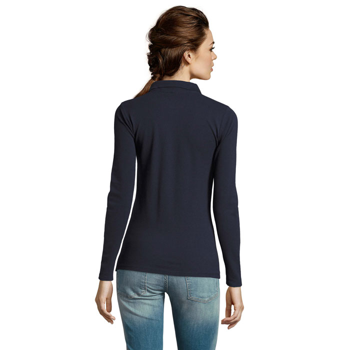 Femme portant un haut bleu marine dos