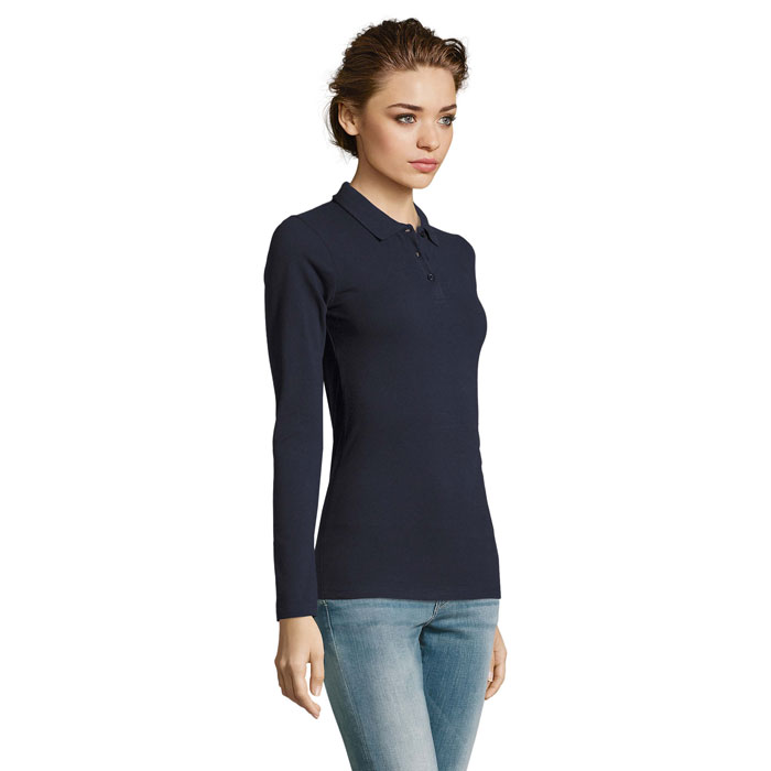 Femme portant polo bleu marine manches longues
