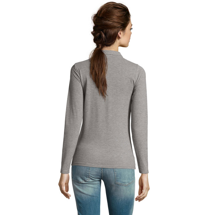Femme de dos en haut gris manches longues