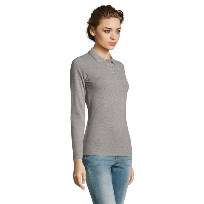 Femme portant polo gris manches longues