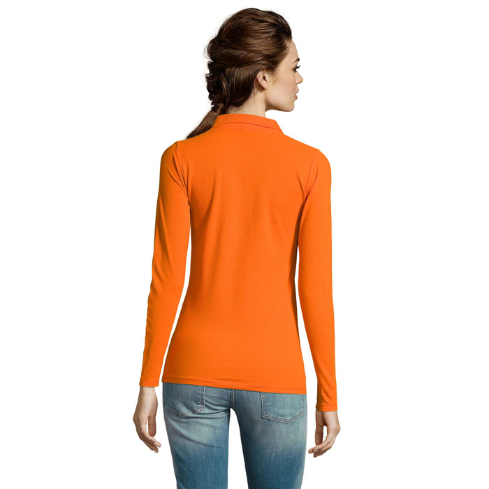 Femme de dos en haut orange manches longues