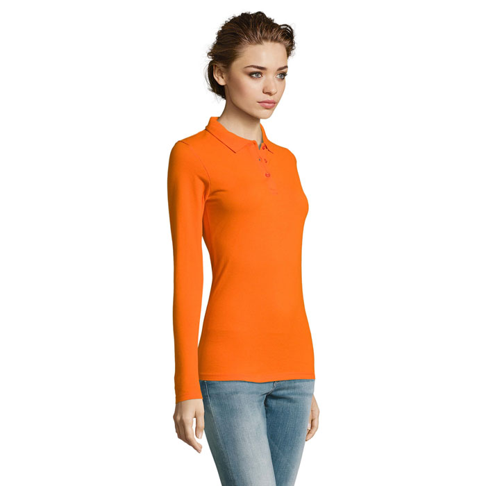 Femme portant polo orange manches longues