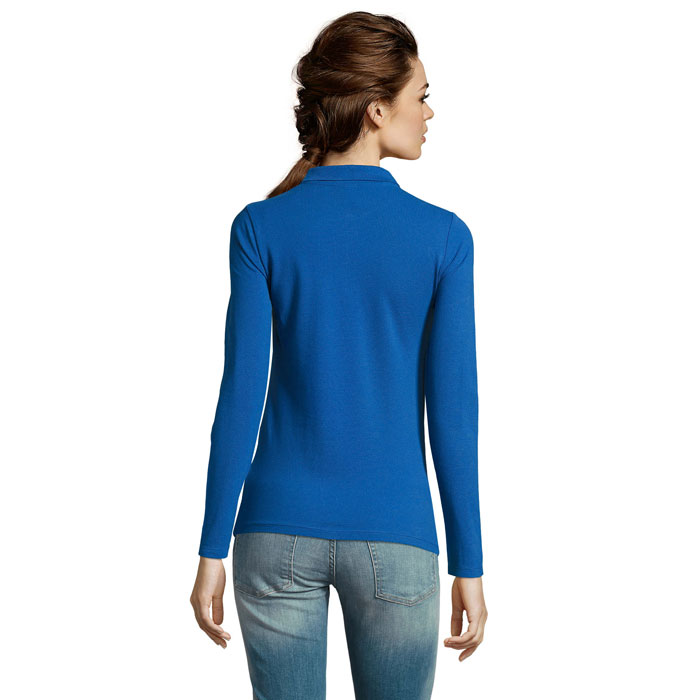 Femme de dos en haut bleu ajusté