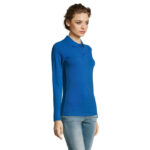 Femme portant polo bleu manches longues et jean