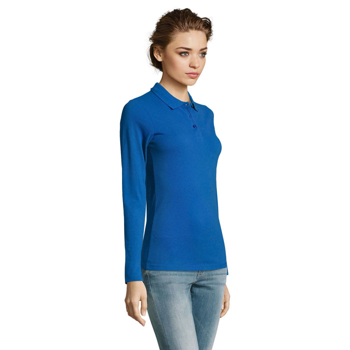 Femme portant polo bleu manches longues et jean