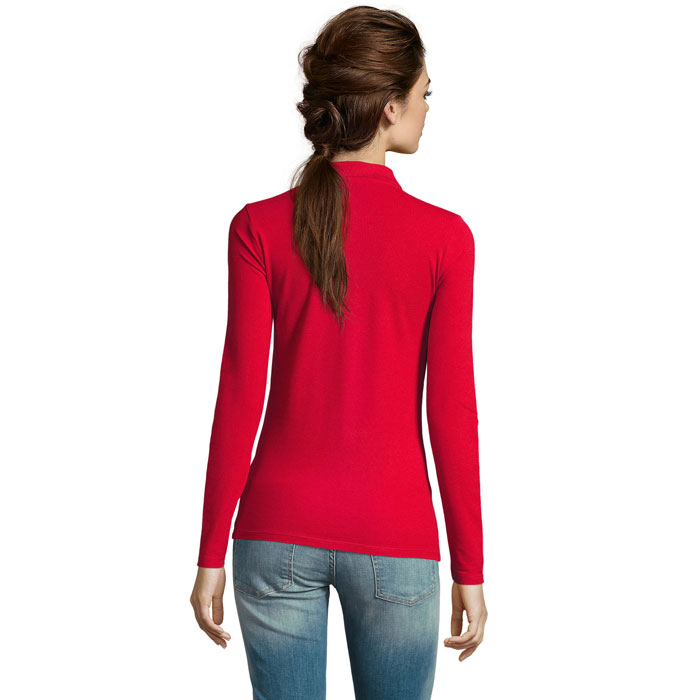 Femme de dos en haut rouge et jean