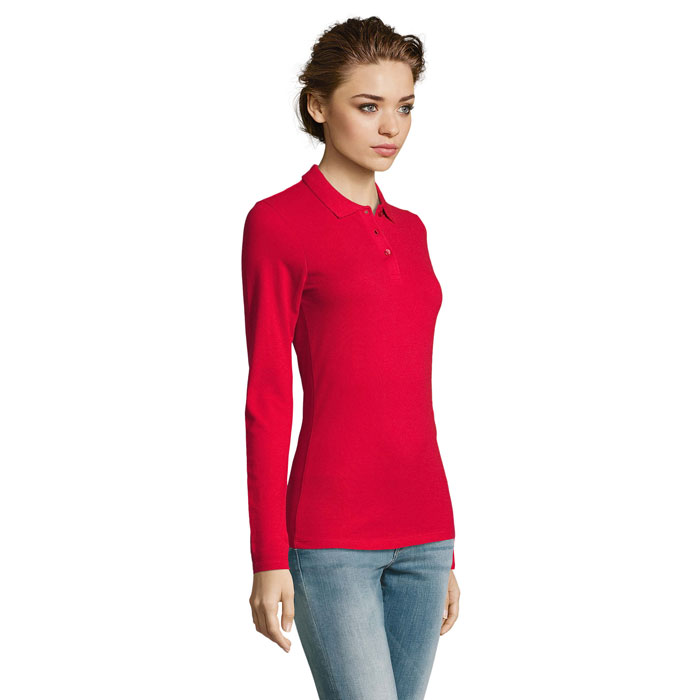 Femme portant un polo rouge manches longues