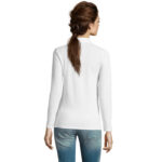 Femme de dos en haut blanc et jean