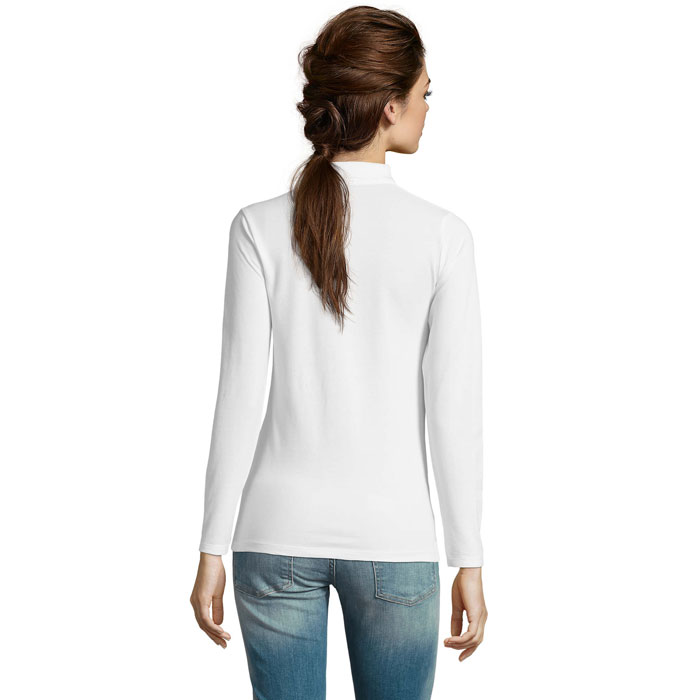 Femme de dos en haut blanc et jean