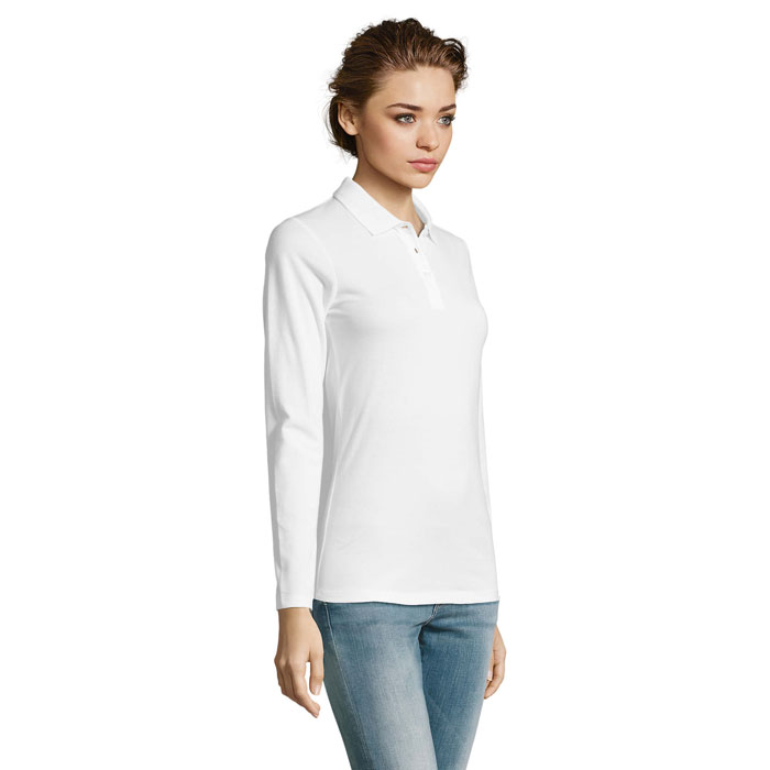 Femme portant polo blanc manches longues
