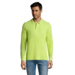 Homme portant polo vert clair manches longues