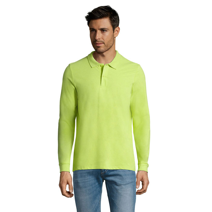 Homme portant polo vert clair manches longues