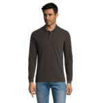 Homme portant polo manches longues marron foncé