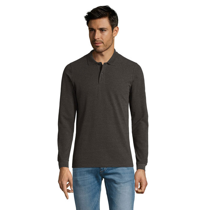 Homme portant polo manches longues marron foncé