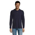 Homme portant un polo bleu marine