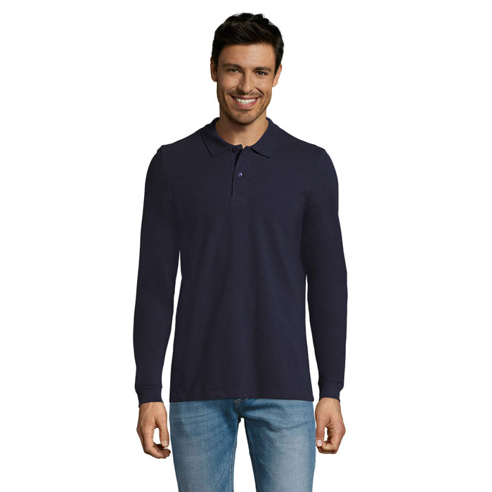 Homme portant un polo bleu marine