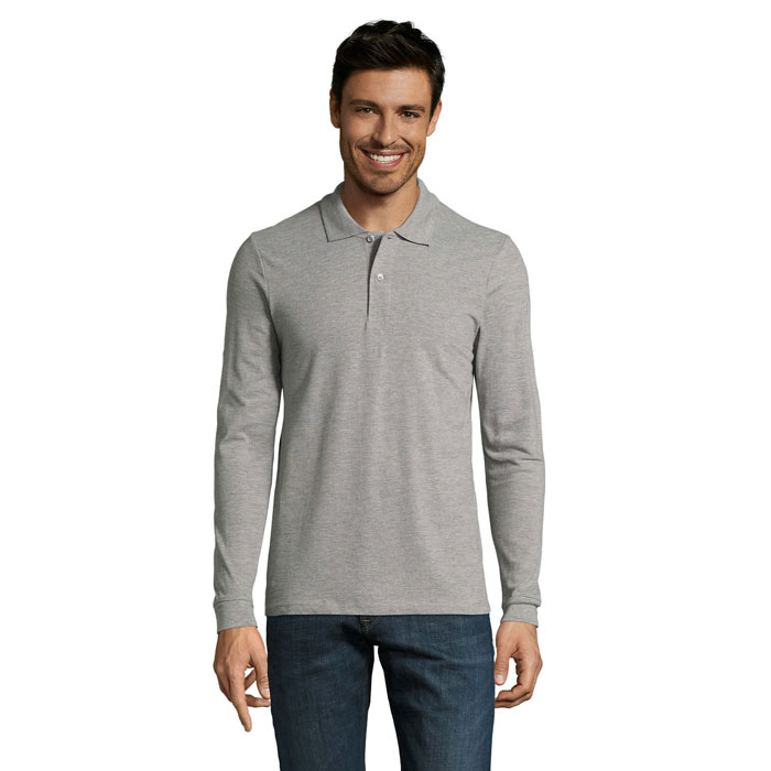 Homme souriant portant un polo gris manches longues