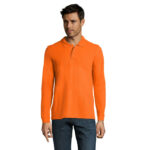 Homme portant polo orange manches longues