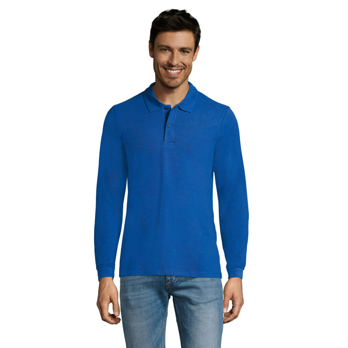 Homme portant un polo bleu manches longues