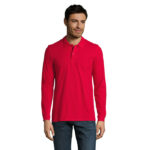Homme portant un polo rouge manches longues