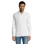 Homme portant polo blanc manches longues