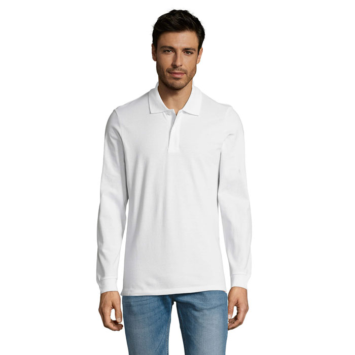 Homme portant polo blanc manches longues