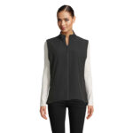 Femme portant un gilet noir zippé sans manches