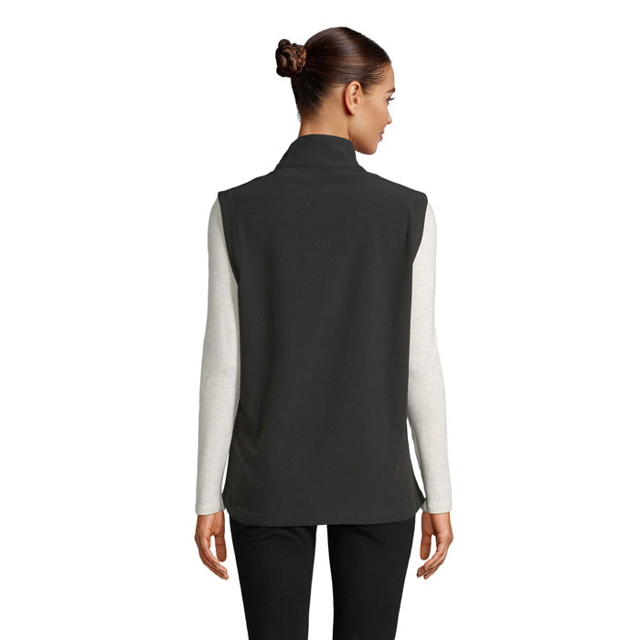 Femme portant gilet sans manches noir, vue arrière