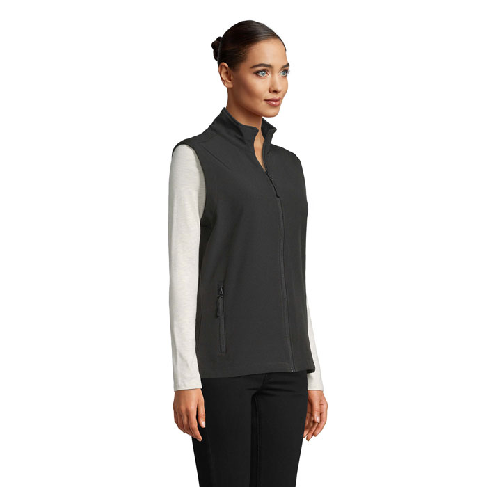 Femme portant un gilet sans manches sombre