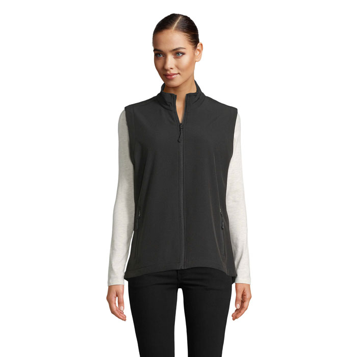Femme portant un gilet noir zippé sans manches