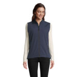 Femme portant un gilet sans manches bleu marine
