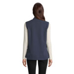 Vue arrière femme portant gilet sans manches
