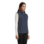 Femme portant gilet sans manches bleu zippé
