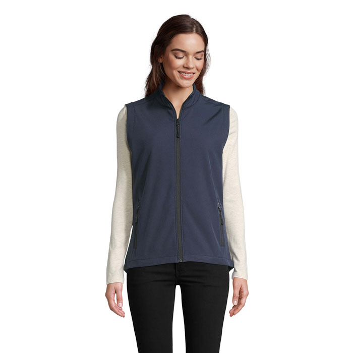 Femme portant un gilet sans manches bleu marine