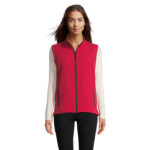 Femme portant un gilet rouge sans manches