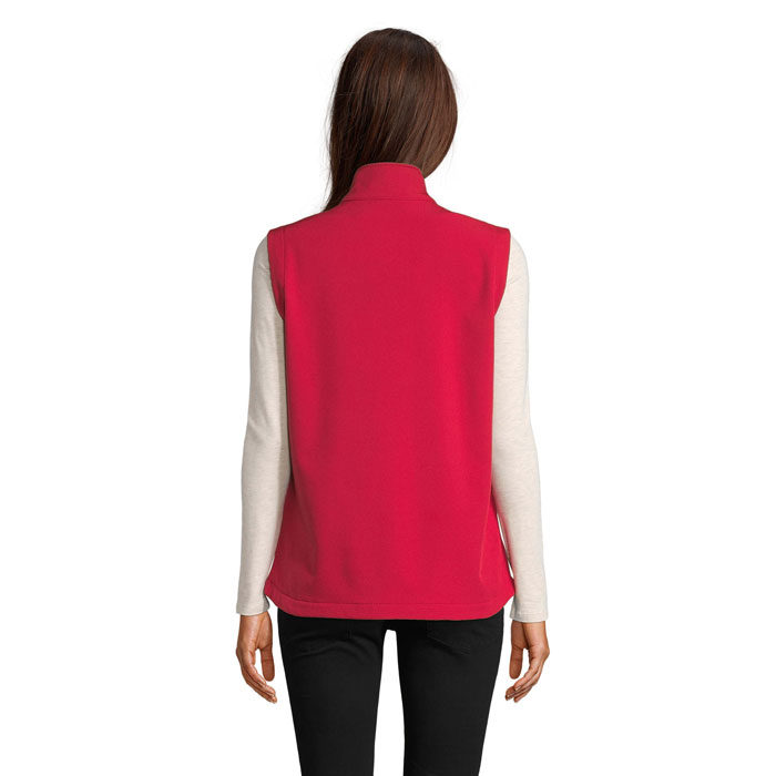 Dos d’un gilet rose sans manches