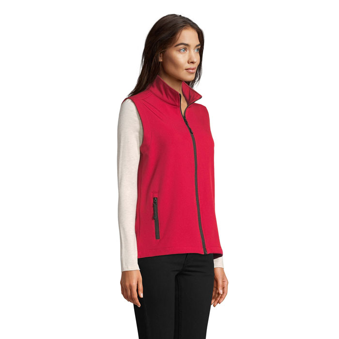 Femme portant un gilet rouge zippé sans manches