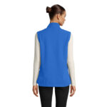 Femme portant un gilet bleu sans manches