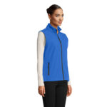 Femme portant un gilet bleu sans manches
