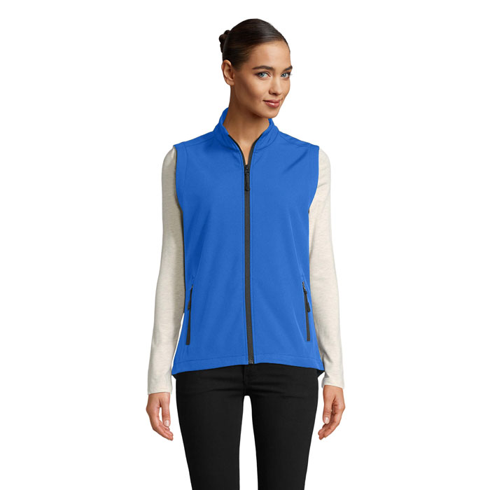 Femme portant gilet bleu sans manches zippé