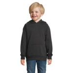 Garçon blond souriant en sweat à capuche noir