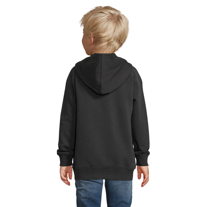 Enfant de dos portant un sweat à capuche noir