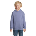 Garçon souriant portant un sweat à capuche violet
