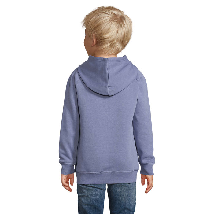 Enfant de dos portant sweat à capuche bleu