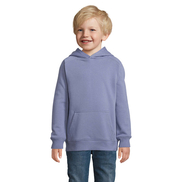 Garçon souriant portant un sweat à capuche violet