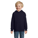 Garçon blond souriant en sweat à capuche bleu marine