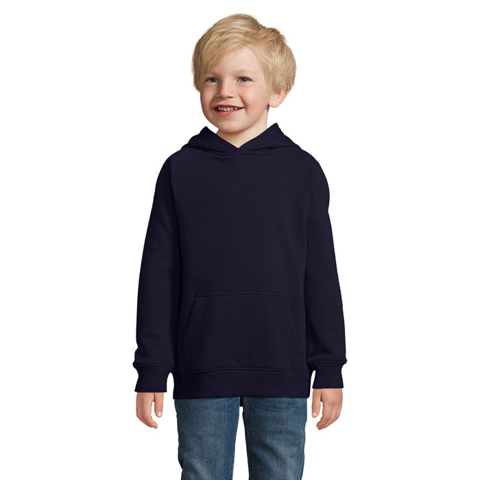 Garçon blond souriant en sweat à capuche bleu marine
