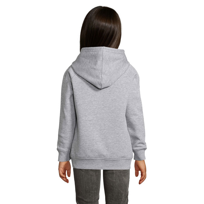 Enfant portant sweat à capuche gris, vue arrière