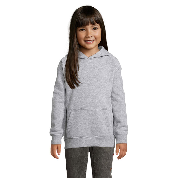 Fillette souriante en sweat à capuche gris