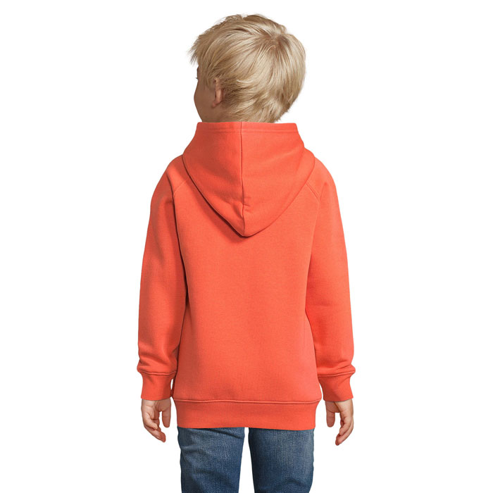 Enfant de dos portant sweat à capuche orange